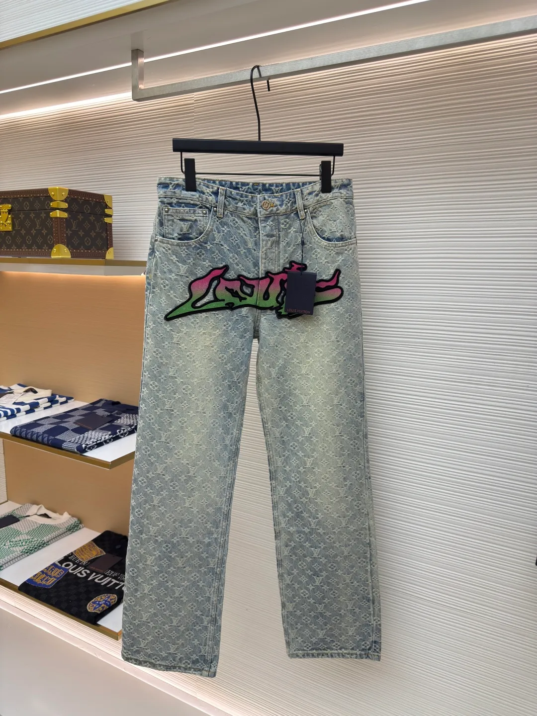 LOUIS VUITTON flame graffiti patch jacquard jeans ●Authentic product: purchased and developed by 30789 ●Item number: 1680031-C15 ●Material: denim fabric ●Technology: patch production ●Version: fitted version ●Size: 30-32-34-36 ●Description: Use classic patterns to highlight the Louis Vuitton logo of the season, making Louis patches and Vuitton The patch is decorated like graffiti on the front and back, with hardware, a button placket and a nubuck Monoqram tag at the rear. The fabric has undergone a heavy-duty garment washing process. The whole pair of pants will have a distressed effect. The whole body is hand-cut and printed all over. This kind of alignment fabric consumes a lot of time and is very time-consuming and costly, so our delivery time is very slow. The flame gradient graffiti in the middle is a toothbrush embroidery piece. The overall wiring is straight and delicate, the fabric is comfortable and soft, and the color is consistent without color difference. It can be matched with the same style to create a fashionable look and control various occasions. Customized accessories, complete with three standards, same style for men and women!